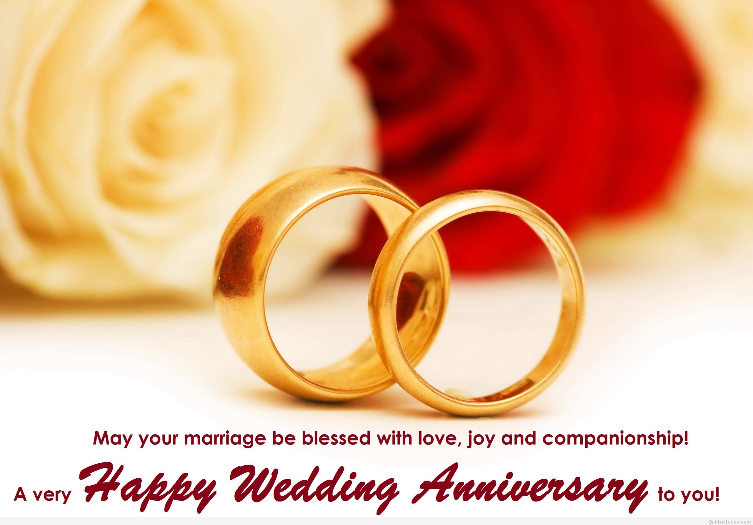 Поздравить любимую с годовщиной. Свадебные кольца. Золотая свадьба. Обручальные кольца на красивом фоне. Свадебный фон.
